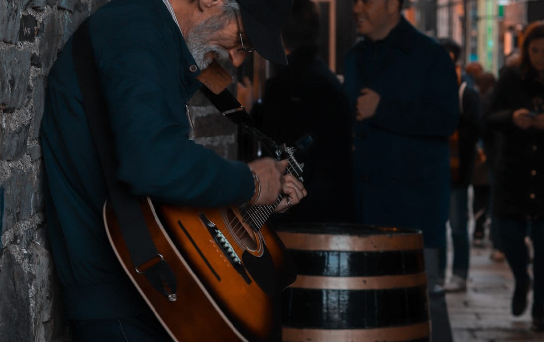 Traditional Irish busker at Merchant's Arch