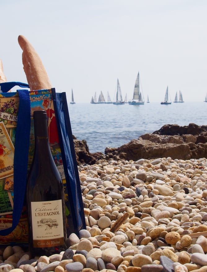 A picnic with regional wine on the shore of L'Estagnol